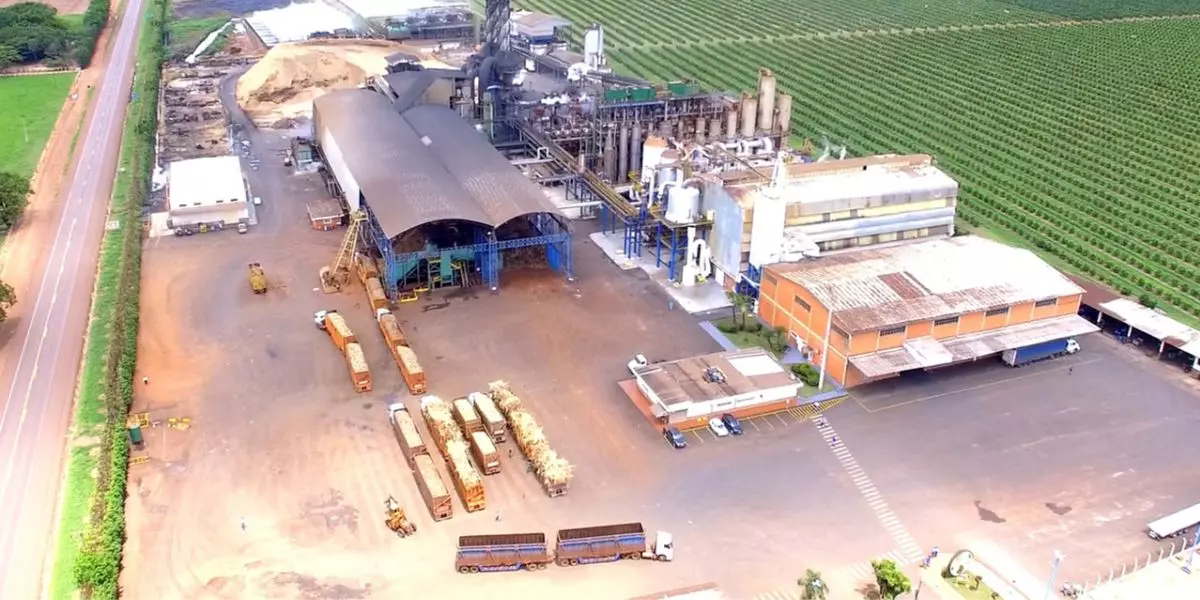A foto mostra uma Usina e frota de carretas do Grupo Moreno