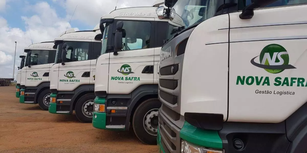 A foto mostra uma frota de carretas da Nova Safra