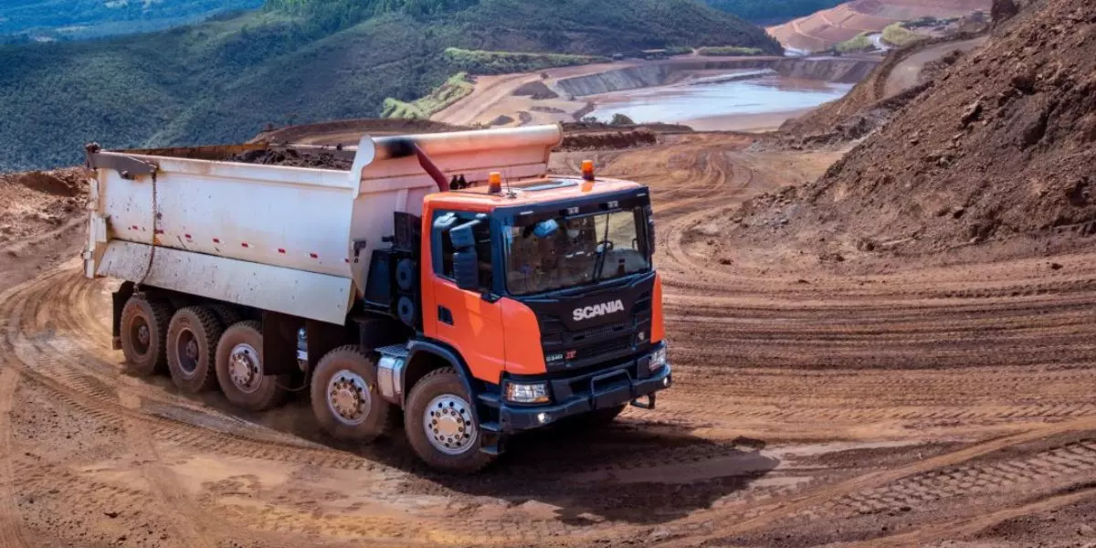 A foto mostra um caminhão Truck da TSL Transportes