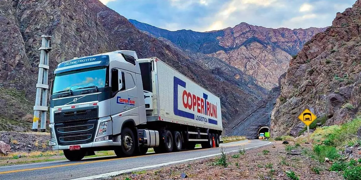 A foto mostra uma carreta da Coopertruni