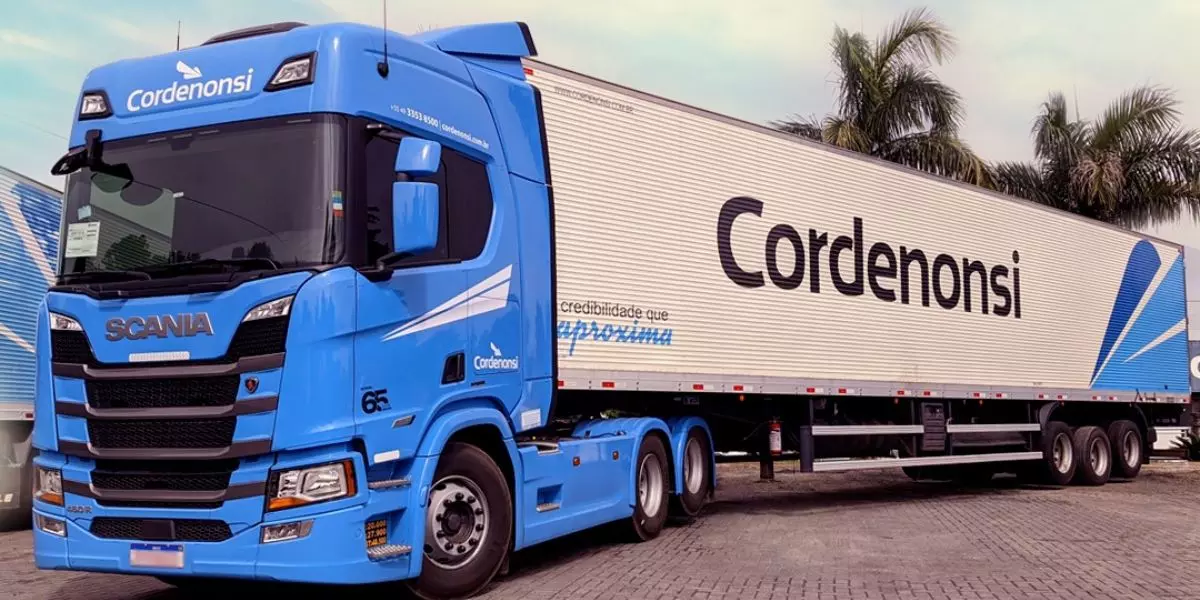 A foto mostra uma carreta da Cordenonsi Transportes