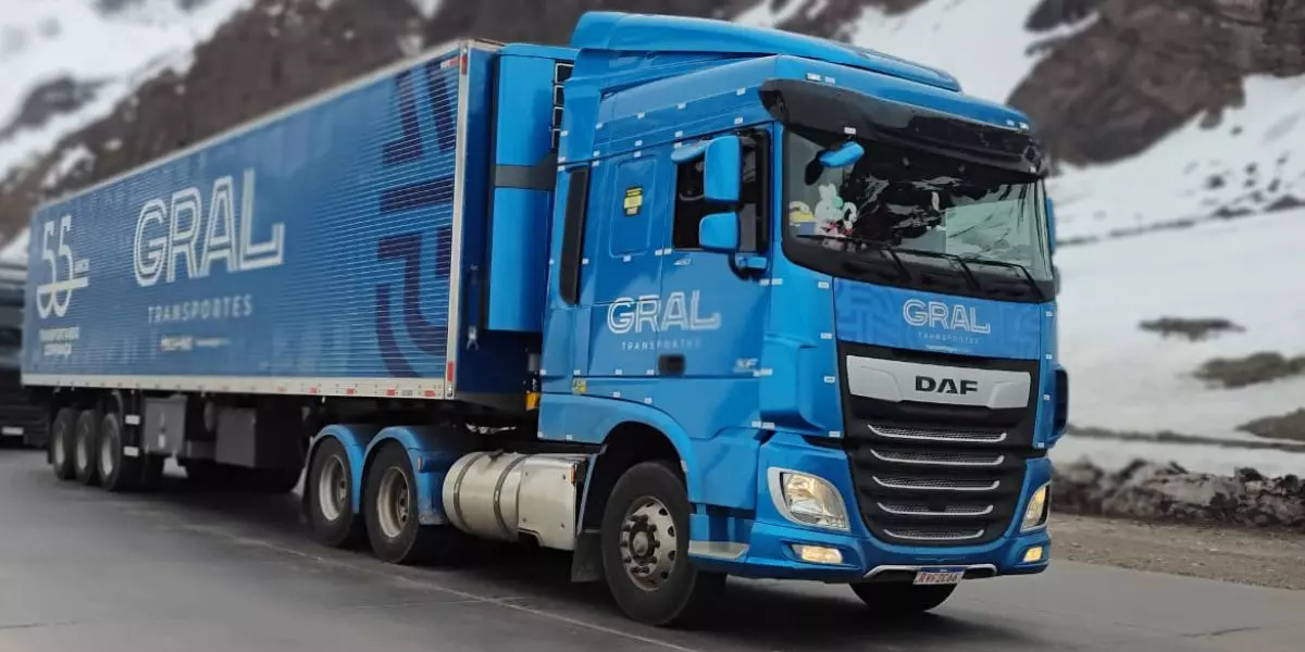 A foto mostra uma carreta da Transportes Gral
