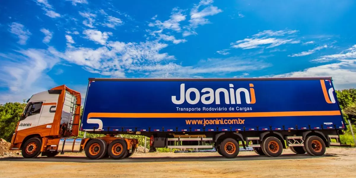 A foto mostra uma carreta da Joanini Transporte