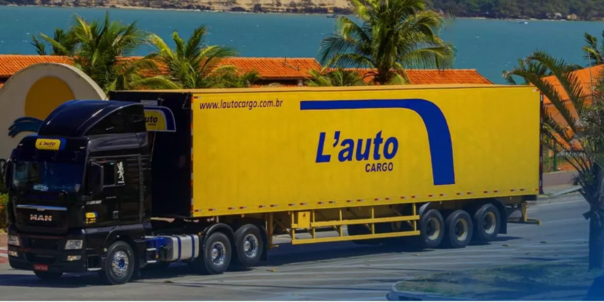 A foto mostra uma carreta da L'auto Cargo