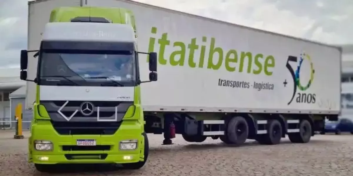 A foto mostra uma carreta da Itatibense Transportes