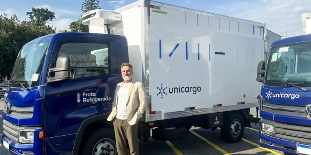 A foto mostra um caminhão da Unicargo