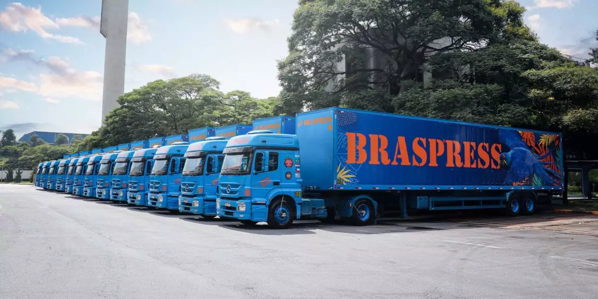 A foto mostra algumas carretas da Braspress