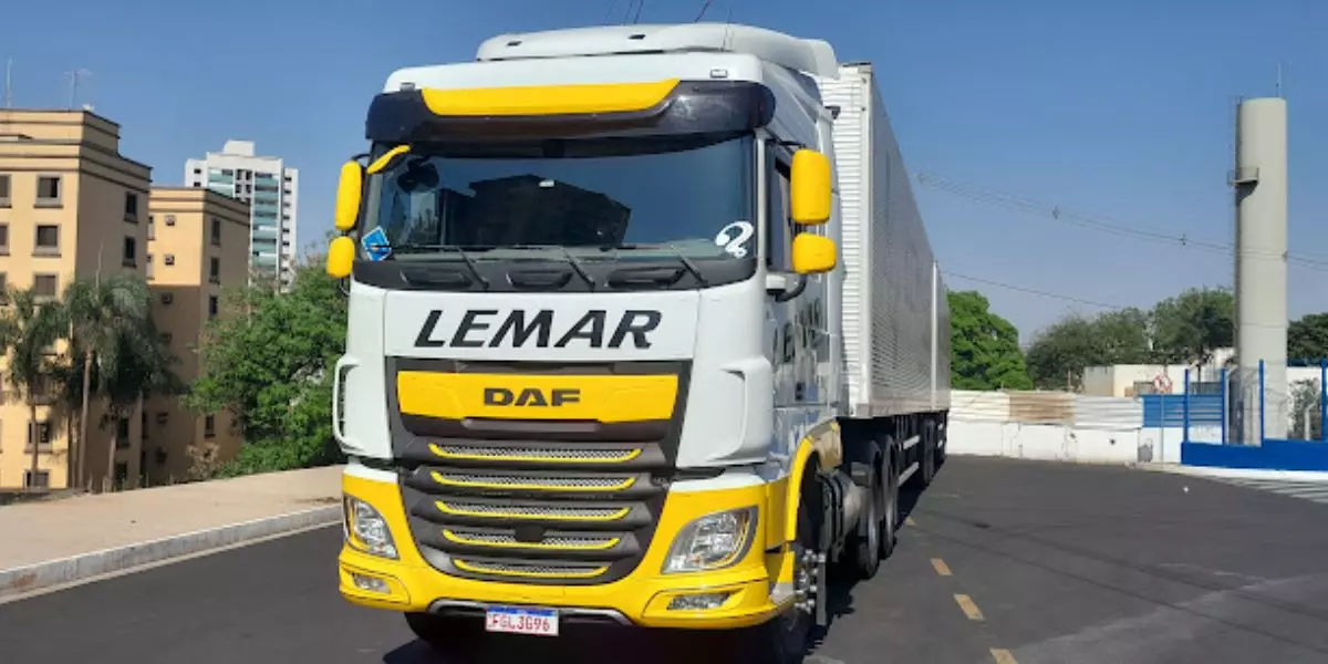 A foto mostra uma carreta da Lemar Transportes