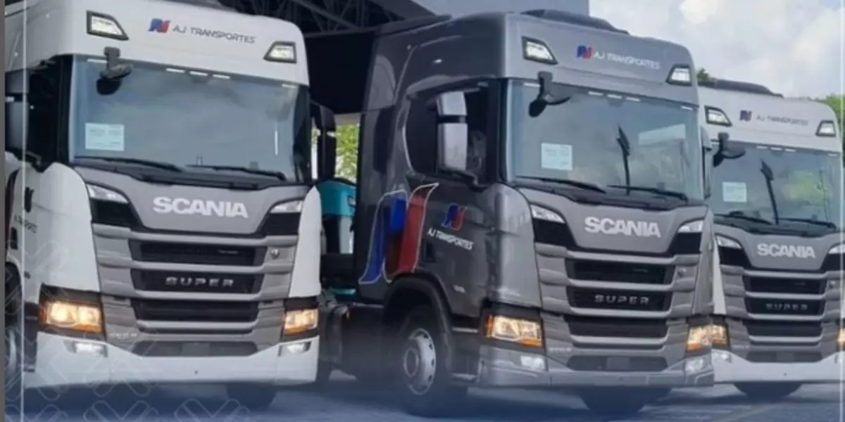 A foto mostra 3 carretas da AJ Transportes