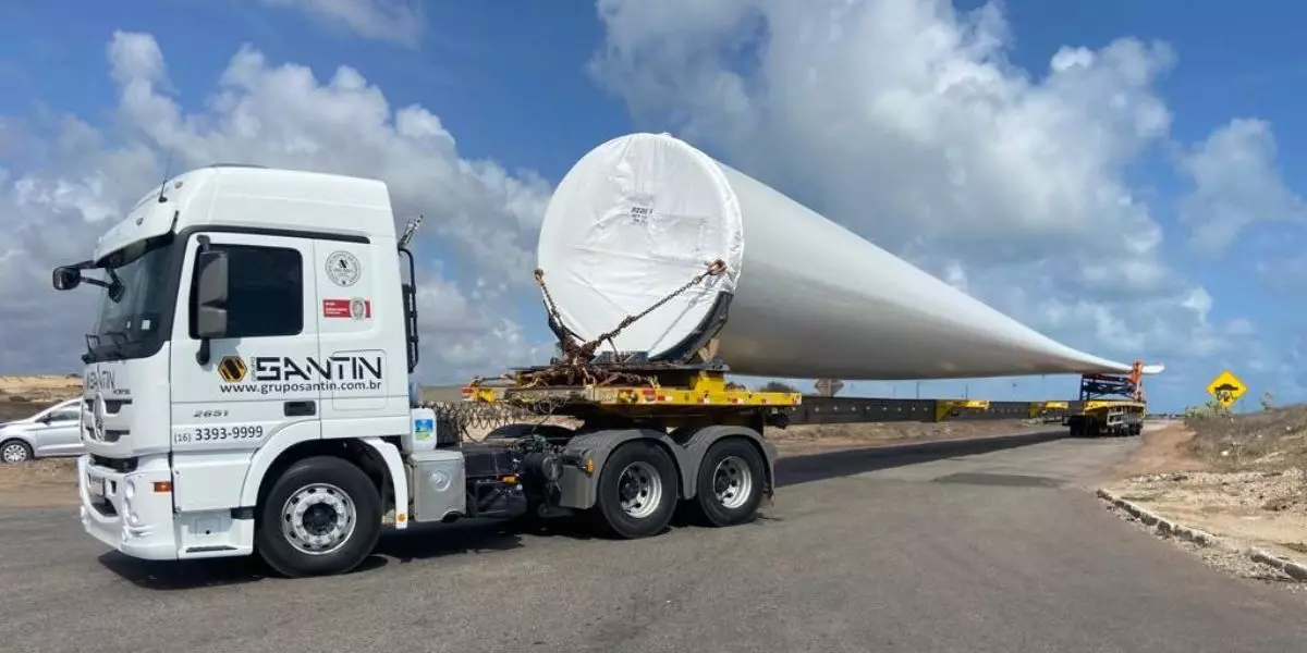 A foto mostra uma carreta do Grupo Santin
