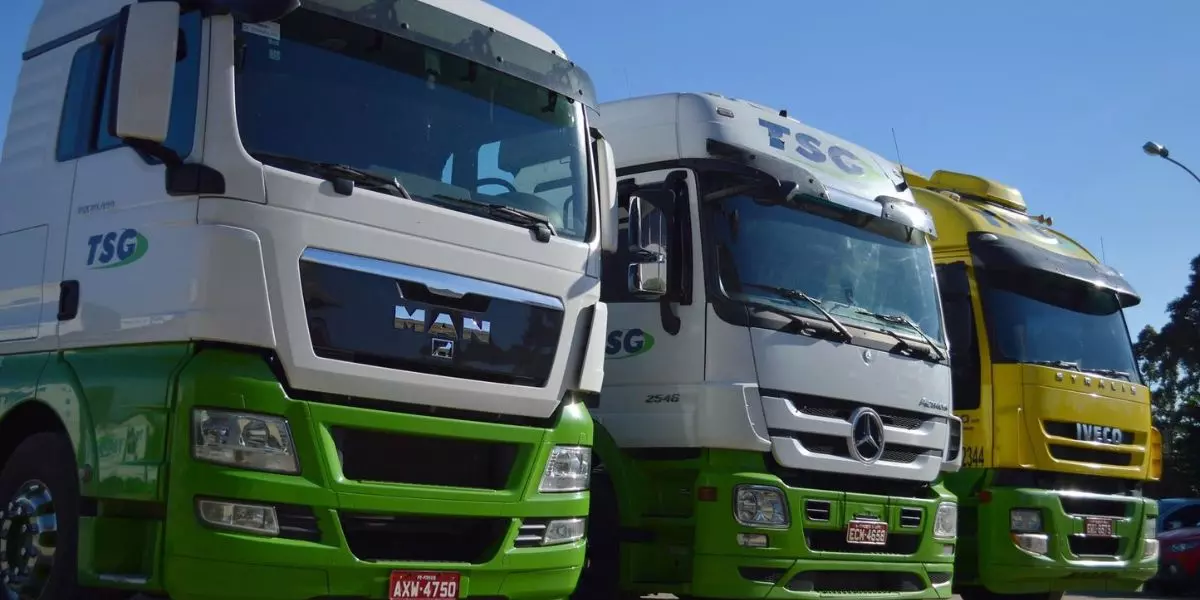 A foto mostra uma frota de carretas da TSG Transportes