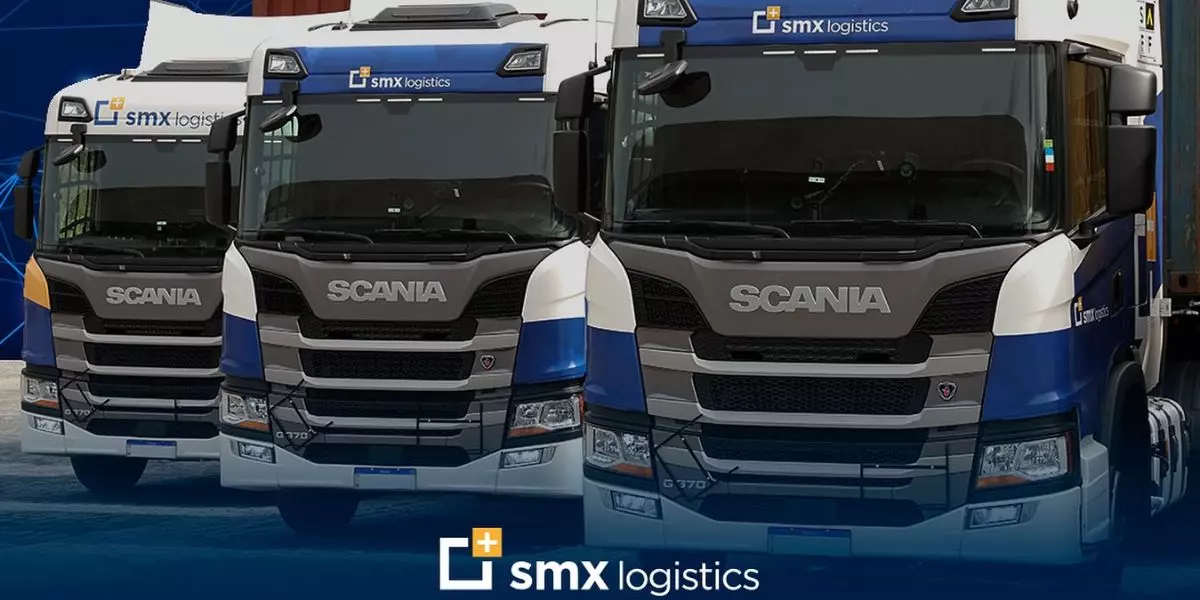A foto mostra três carretas da SMX Logistics