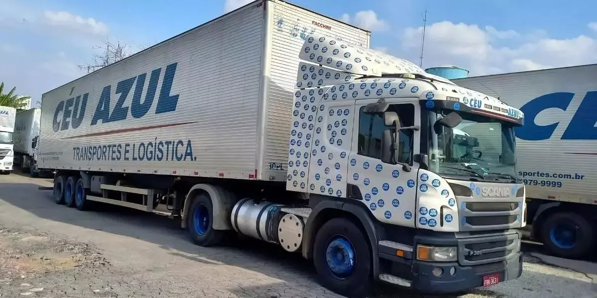 Caminhão da empresa Céu Azul Transportes