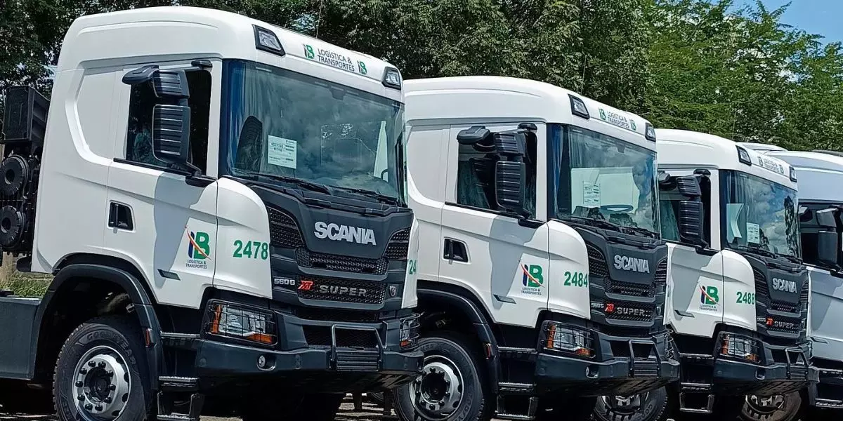 A foto mostra uma frota de caminhões da IB Logística