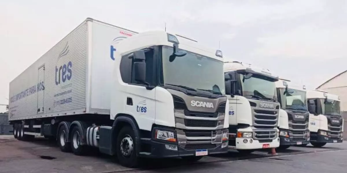 A foto mostra uma frota de carretas da Três Transportes