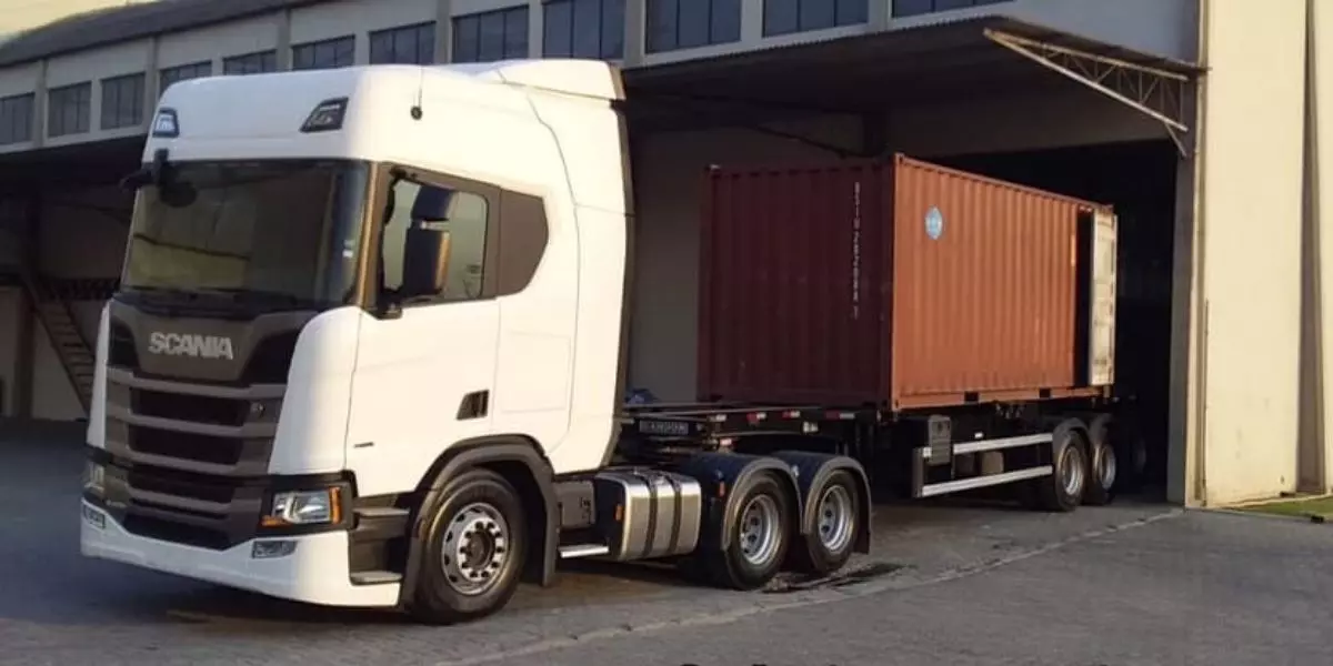 A foto mostra uma carreta da VK Transportes