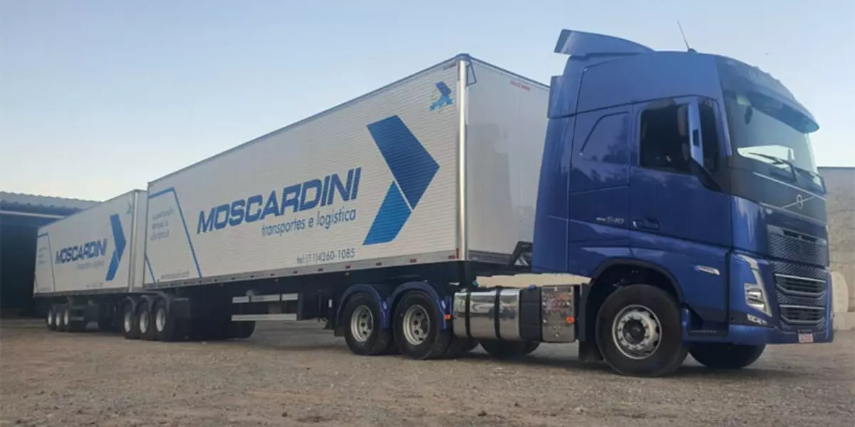 A foto mostra uma carreta da Transmoscardini