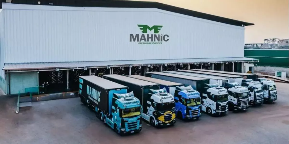 A foto mostra uma frota de carretas da MAHNIC