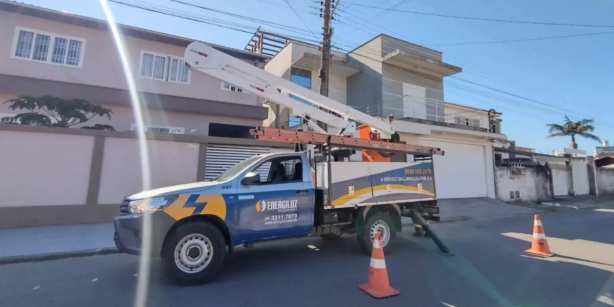 A foto mostra uma caminhonete da Energiluz