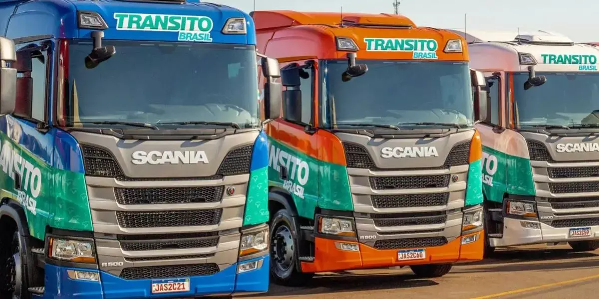 A foto mostra uma frota de caminhões da Transito Brasil