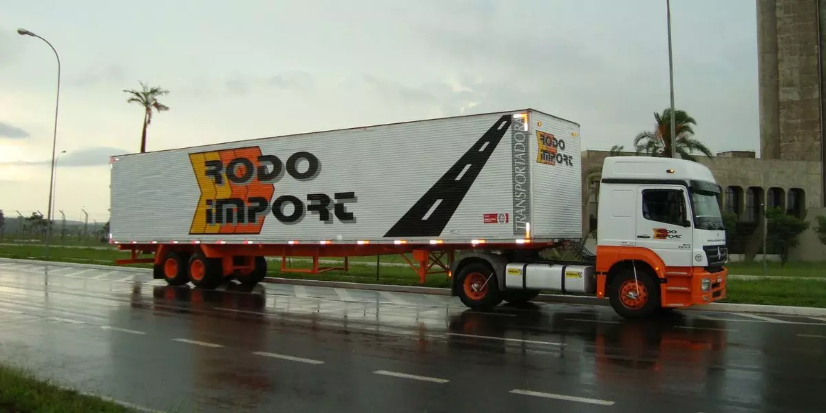 A foto mostra uma carreta da Rodo Import
