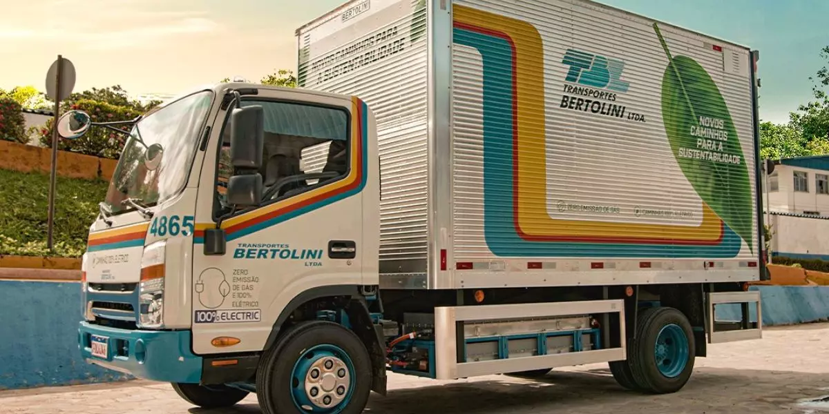 A foto mostra uma caminhão da Transportes Bertolini