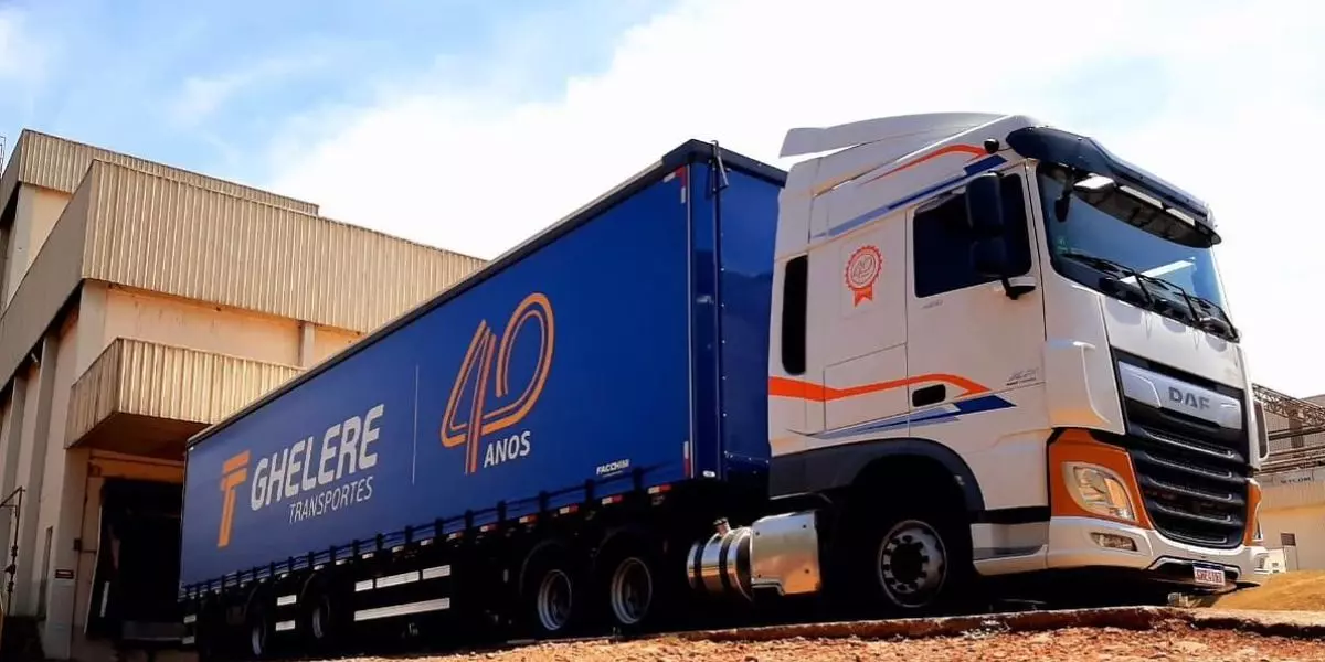 A foto mostra uma carreta da Ghelere Transportes