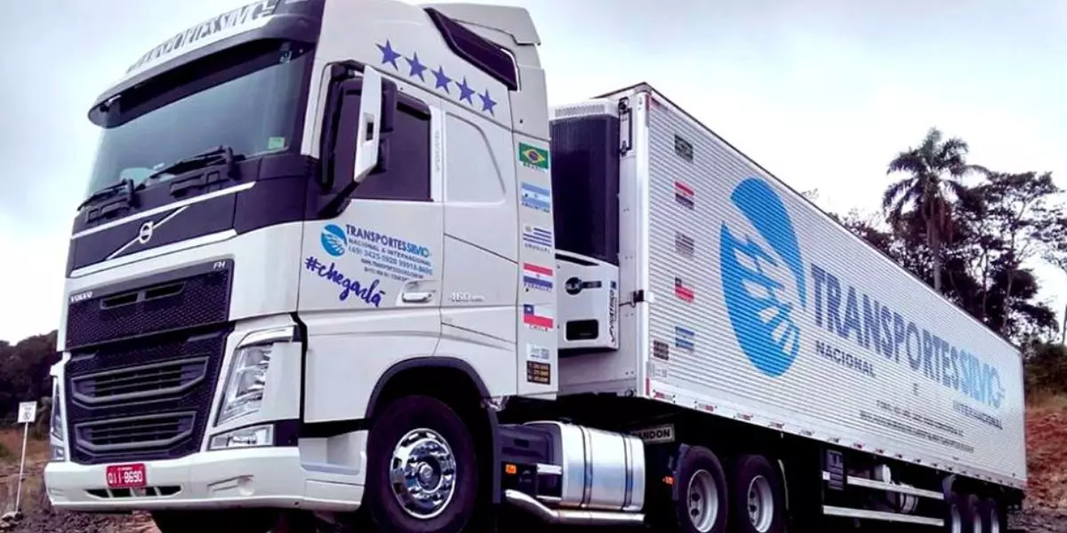 A foto mostra uma carreta da Transportes Silvio