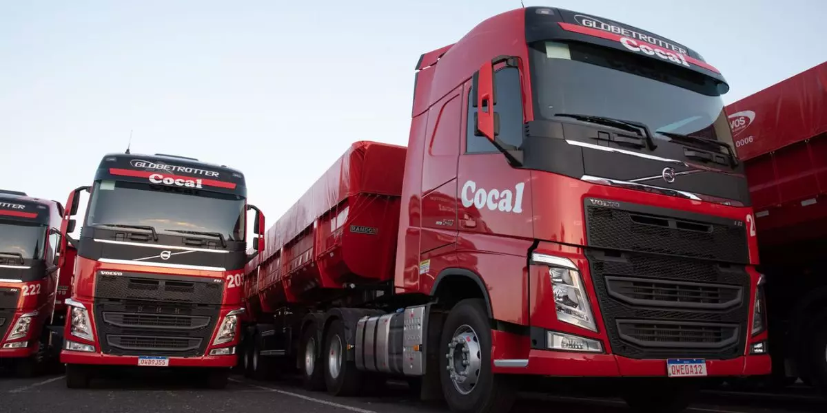 A foto mostra duas carretas da Cocal Transportes