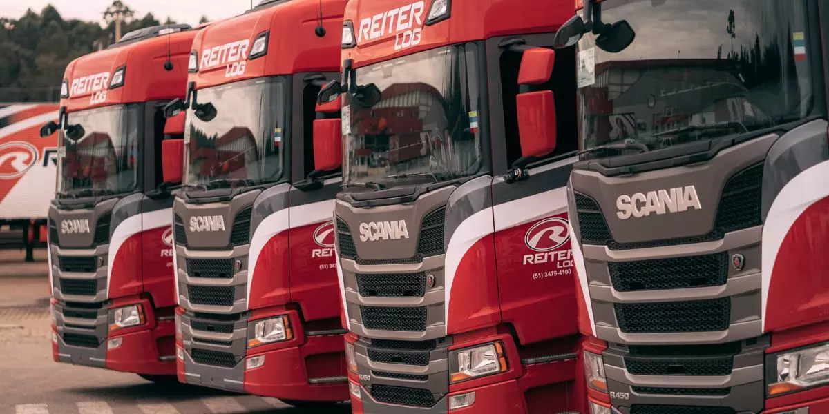 A foto mostra uma frota de carreta da Reiter Log