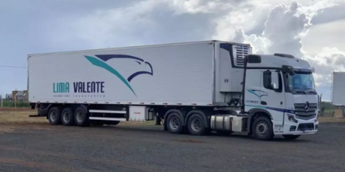Carreta da frota da empresa Lima Valente Transportes