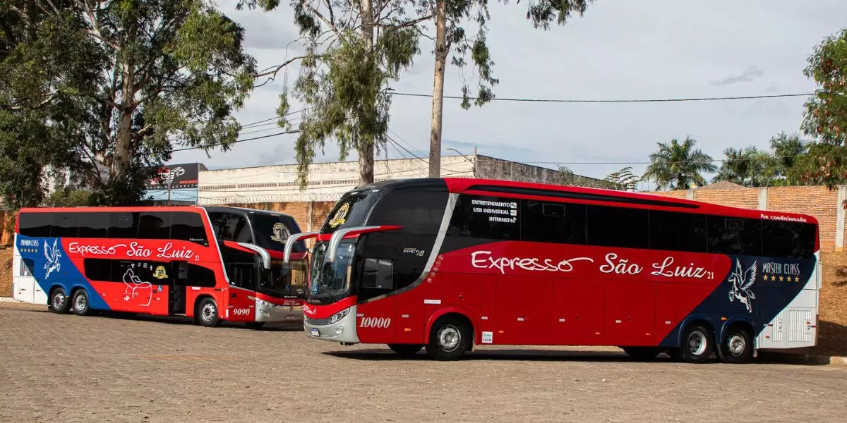 A foto mostra dois ônibus da Expresso São Luiz