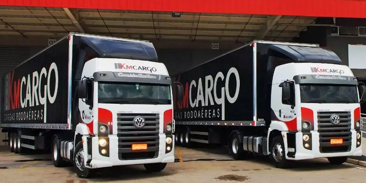 A foto mostra duas carretas da KM Cargo