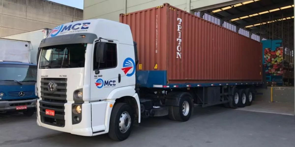 A foto mostra um caminhão da MCE Transportes
