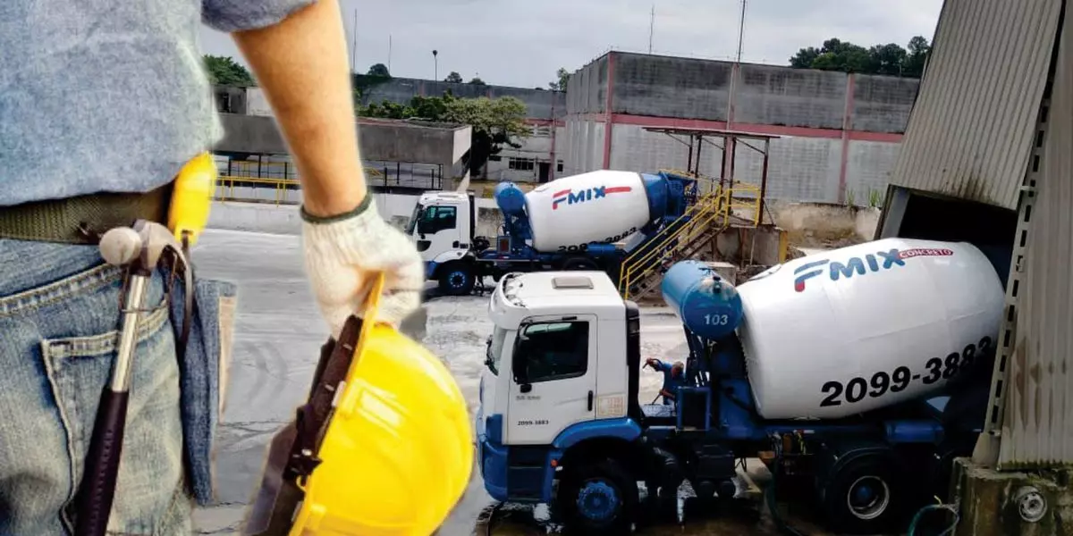 A foto mostra dois caminhões da FMIX Concreto