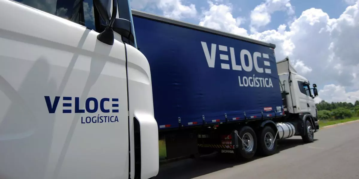 A foto mostra uma carreta da Veloce Logística