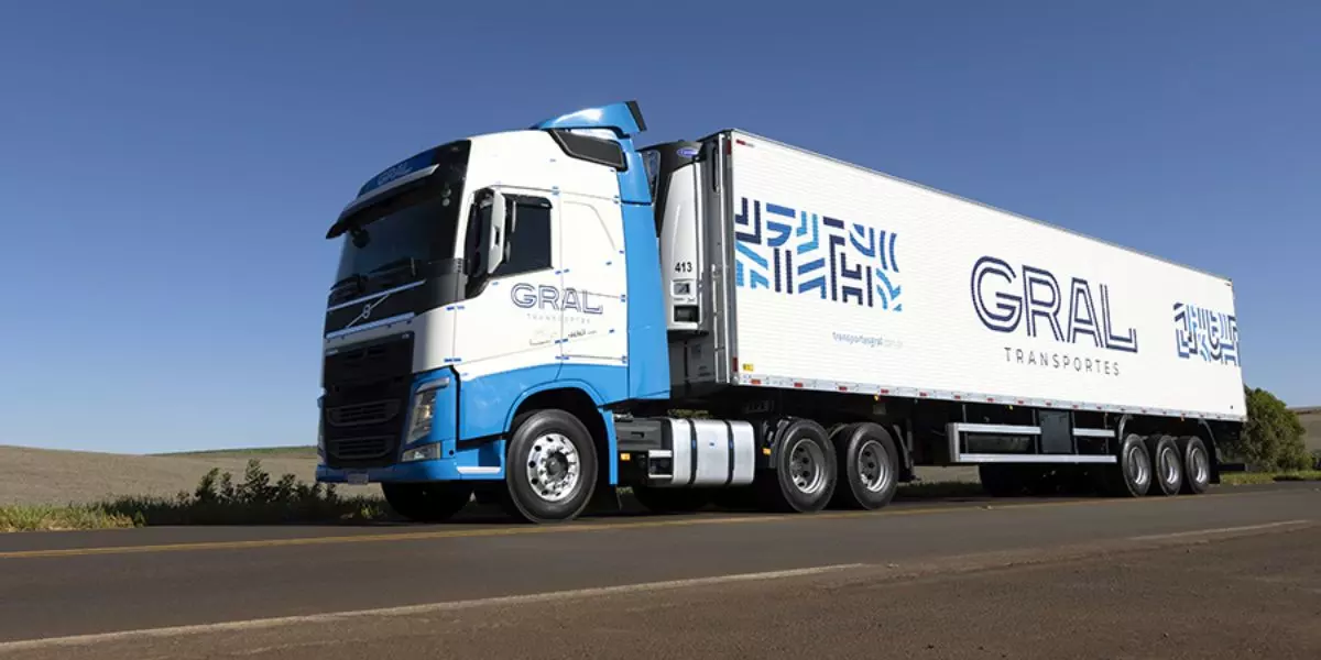 A foto mostra uma carreta da Transportes Gral
