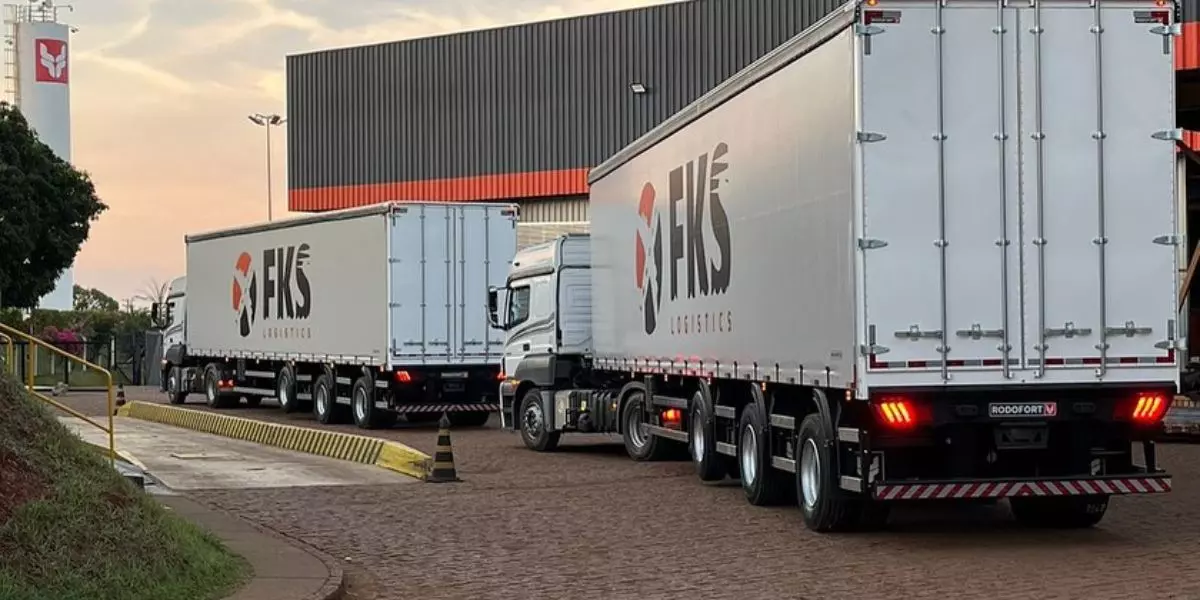 A foto mostra duas carretas da FKS Logistics