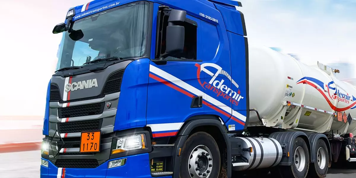 A foto mostra uma carreta da Ademir Transportes