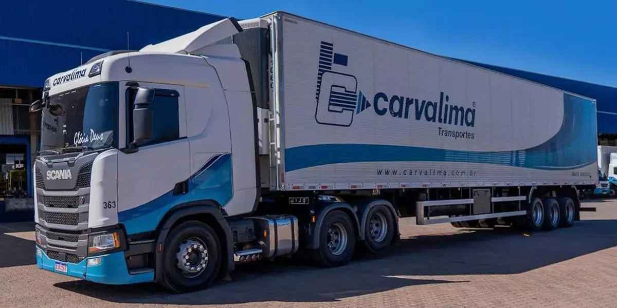 A foto mostra uma carreta da Carvalima
