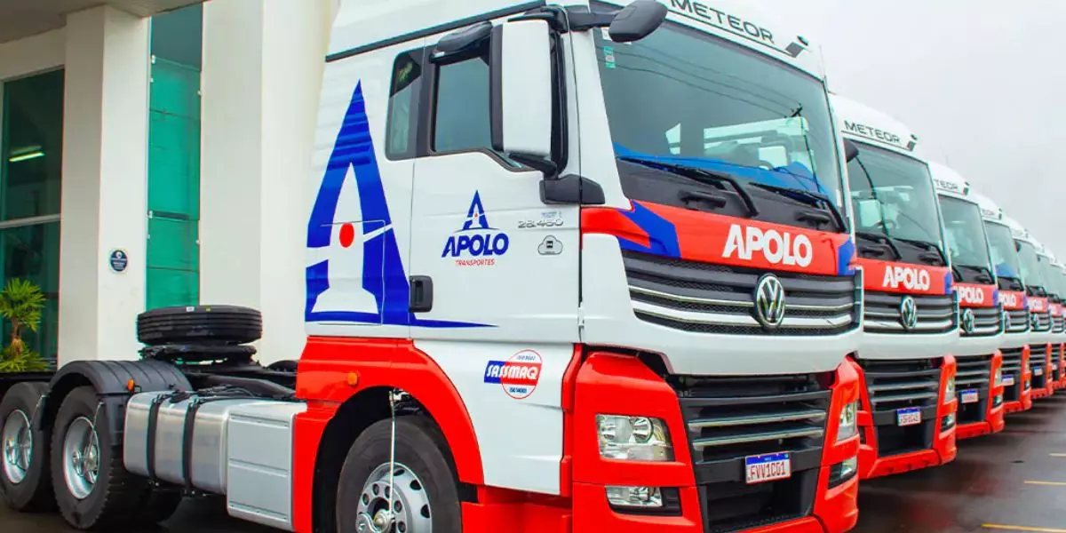 A foto mostra uma frota de caminhões da Apolo Transportes