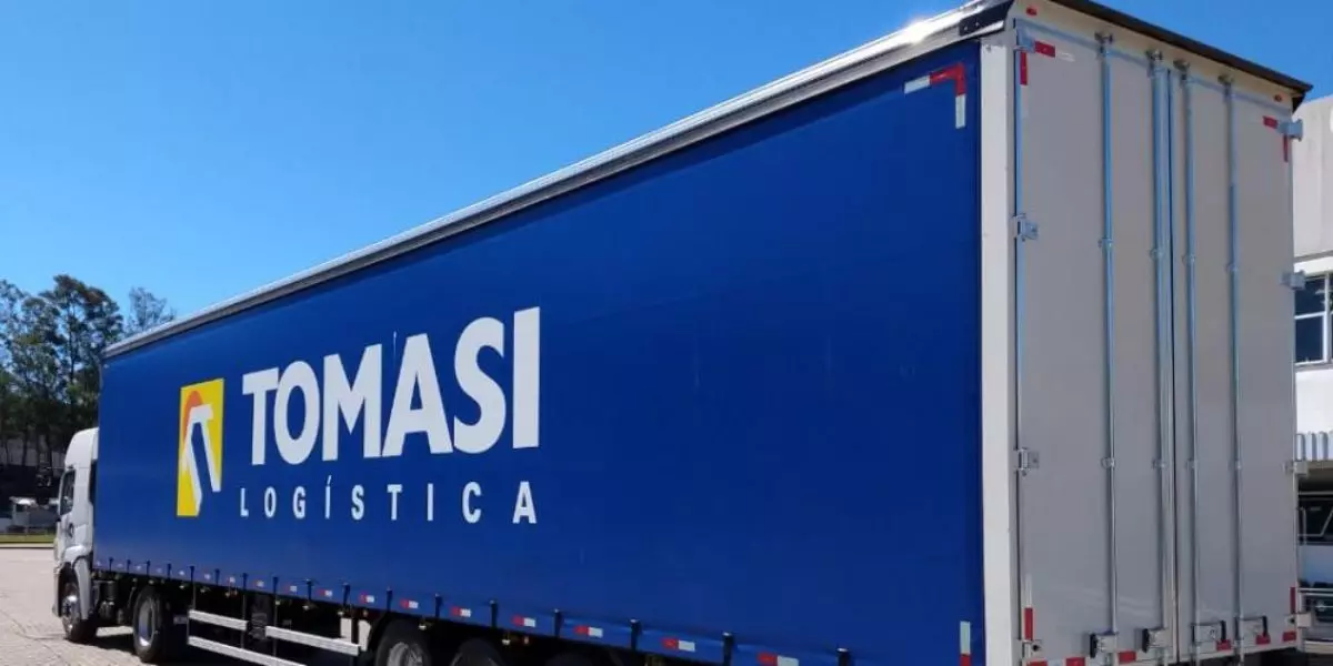 A foto mostra uma carreta da Tomasi Logística
