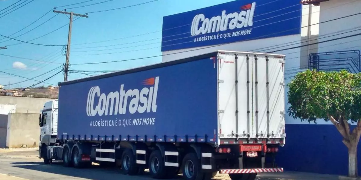 A foto mostra uma carreta da Comtrasil