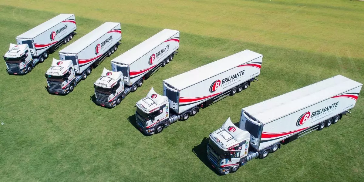 A foto mostra uma frota de carretas da Brilhante Transportes