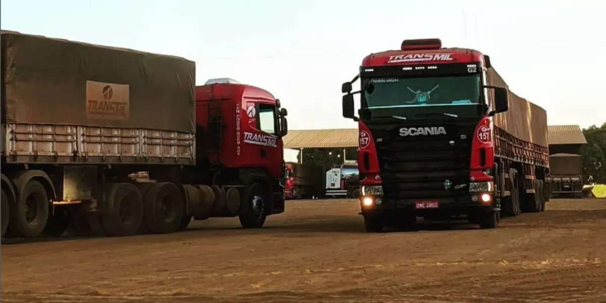 A foto mostra duas carretas da Transmil Transportes