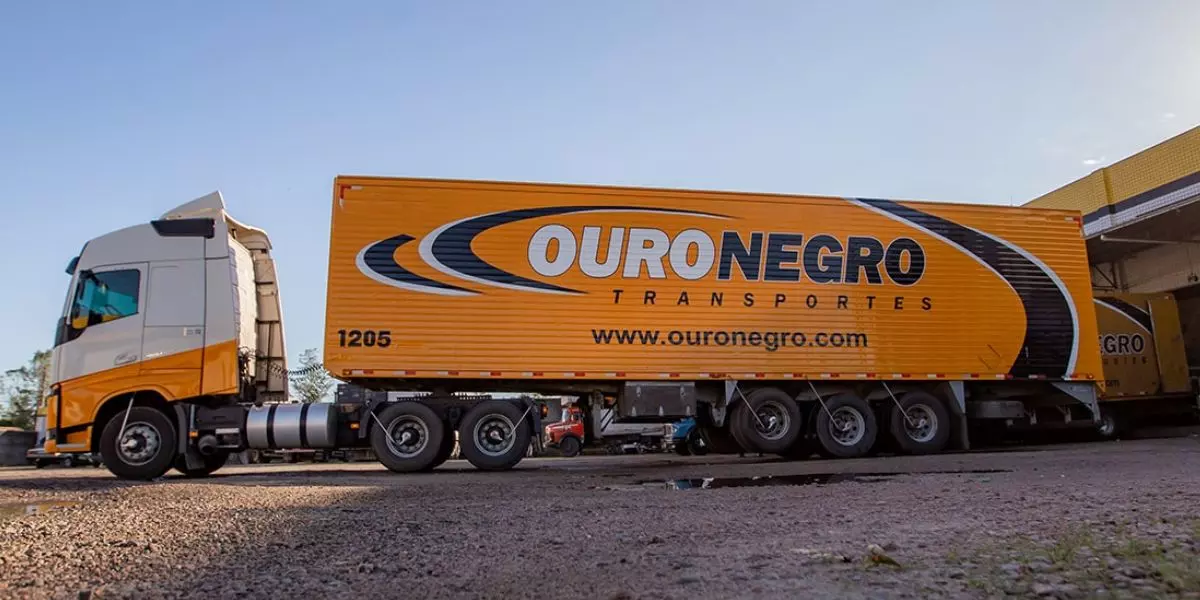 A foto mostra uma carreta da Ouro Negro Transportes