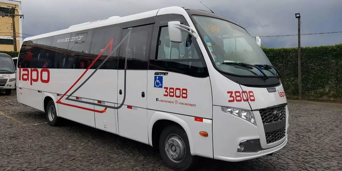 A foto mostra um micro-ônibus da Viação Iapó
