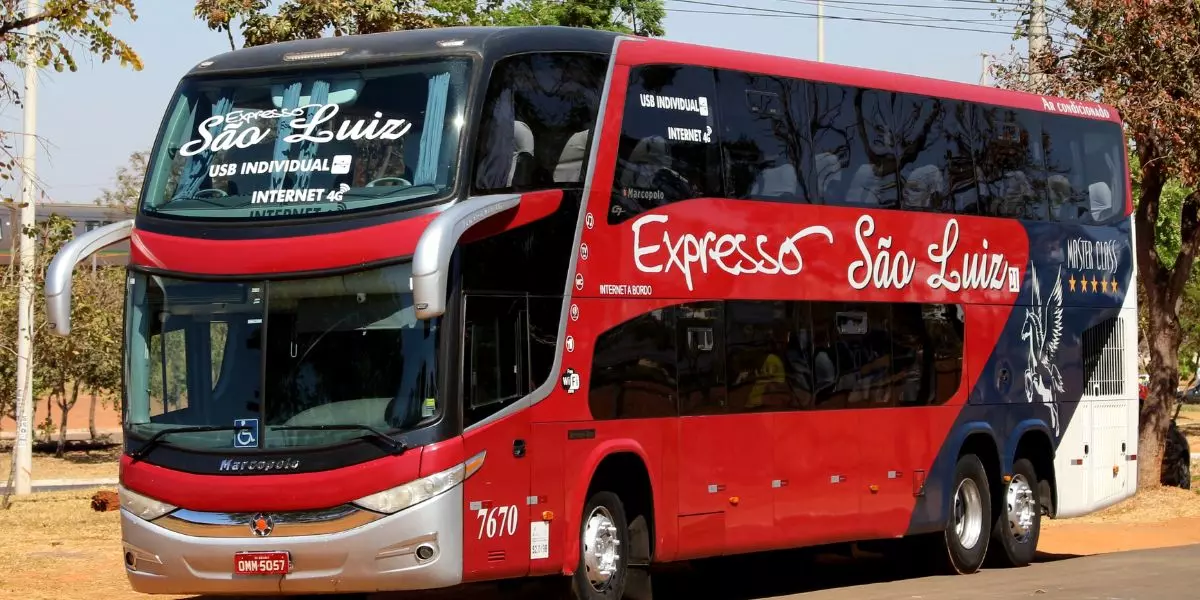 A foto mostra um ônibus da Expresso São Luiz