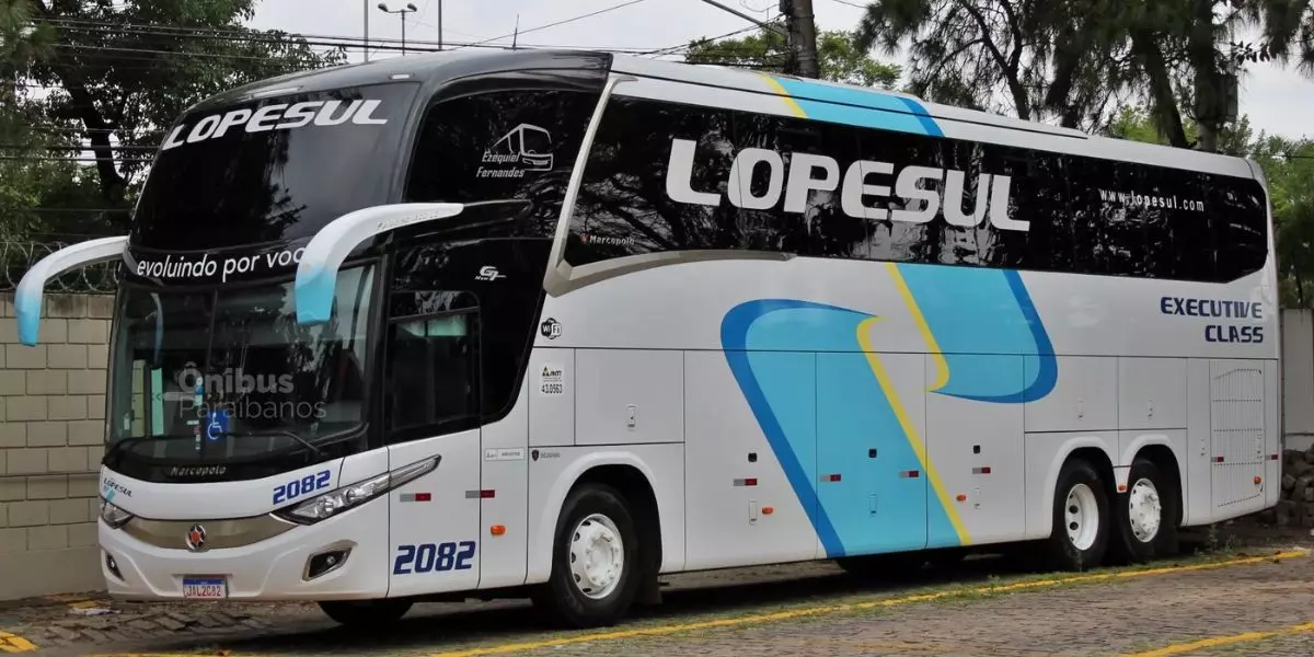 A foto mostra um ônibus da Lopesul