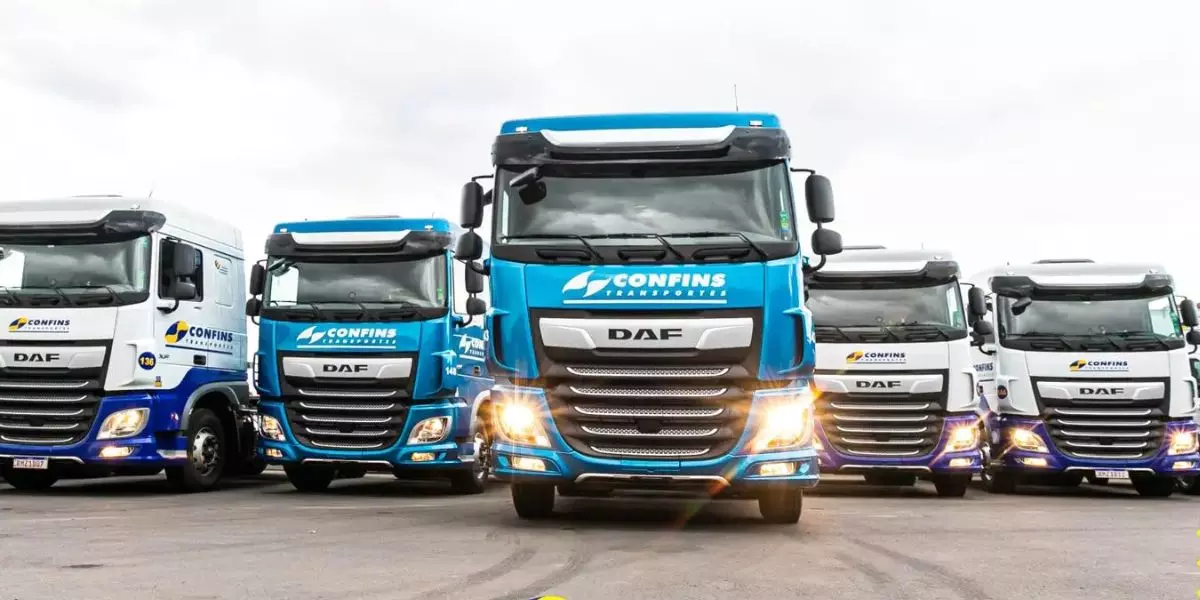 A foto mostra uma frota de carretas da Confins Transportes